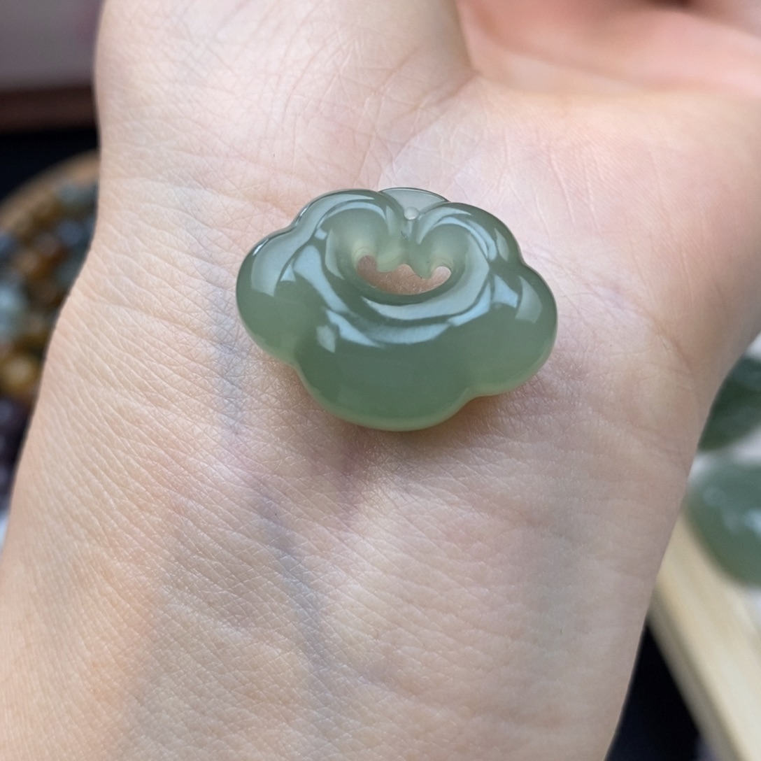 和田玉冰底湖水绿云朵锁未镶嵌