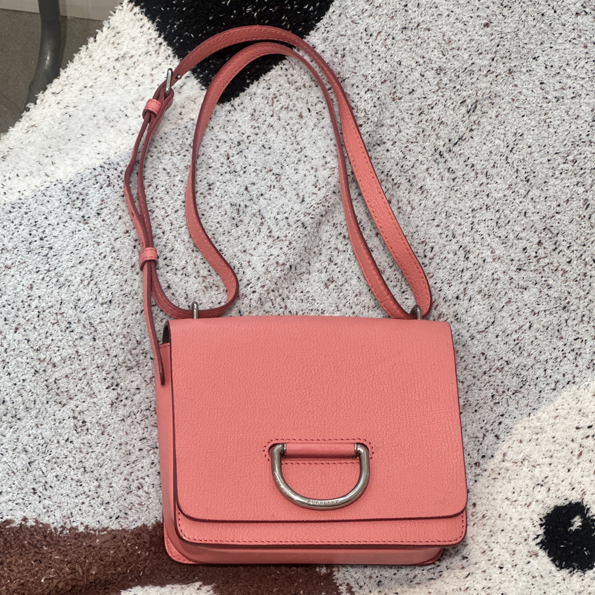 95新 BURBERRY/博柏利 粉色马蹄扣邮差腋下单肩斜挎包