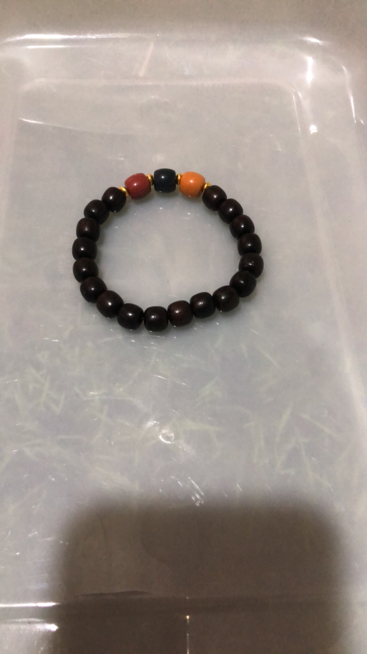 黑色手串。