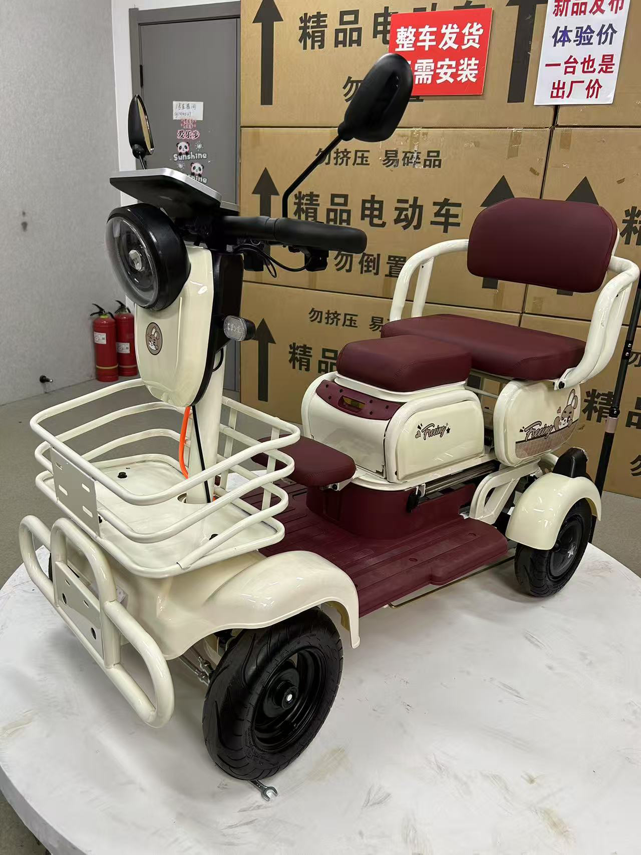 2025年新款四轮老年代步接送孩子