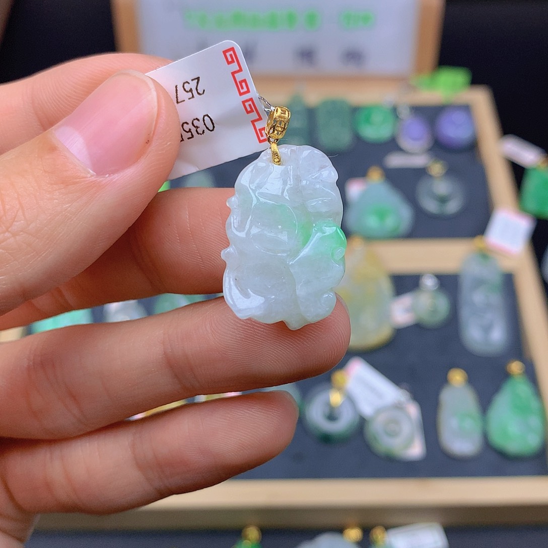 翡翠颈饰18K金镶嵌翡翠