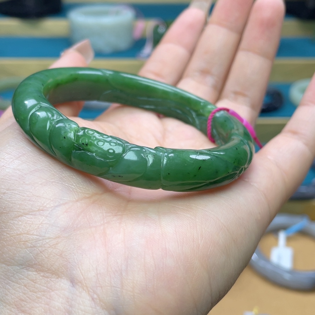 和田玉手镯60圈口。编号47未镶嵌