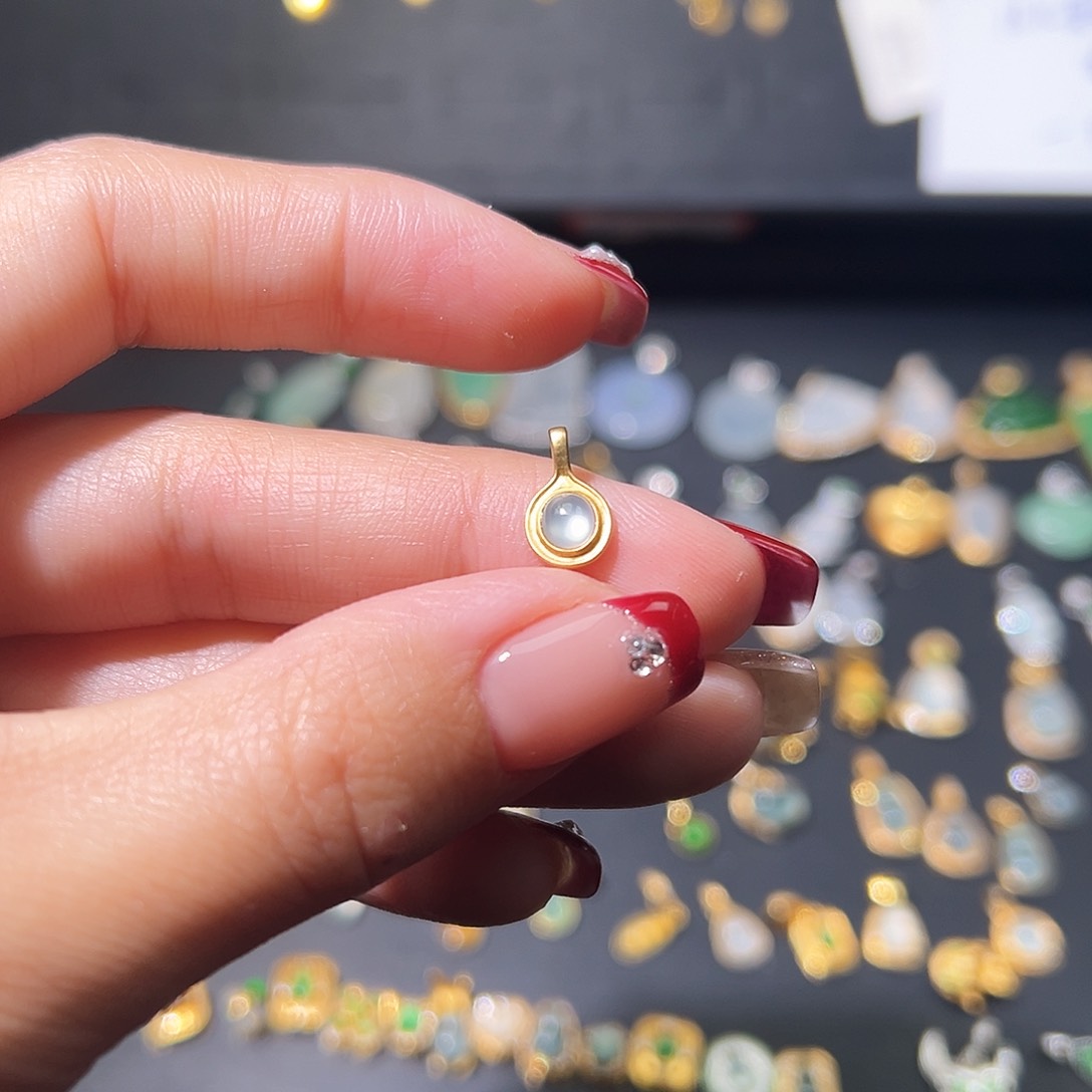 翡翠颈饰18K金镶嵌吊坠