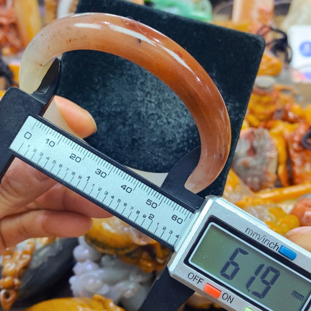 未镶嵌石英质玉（黄龙玉）颈饰