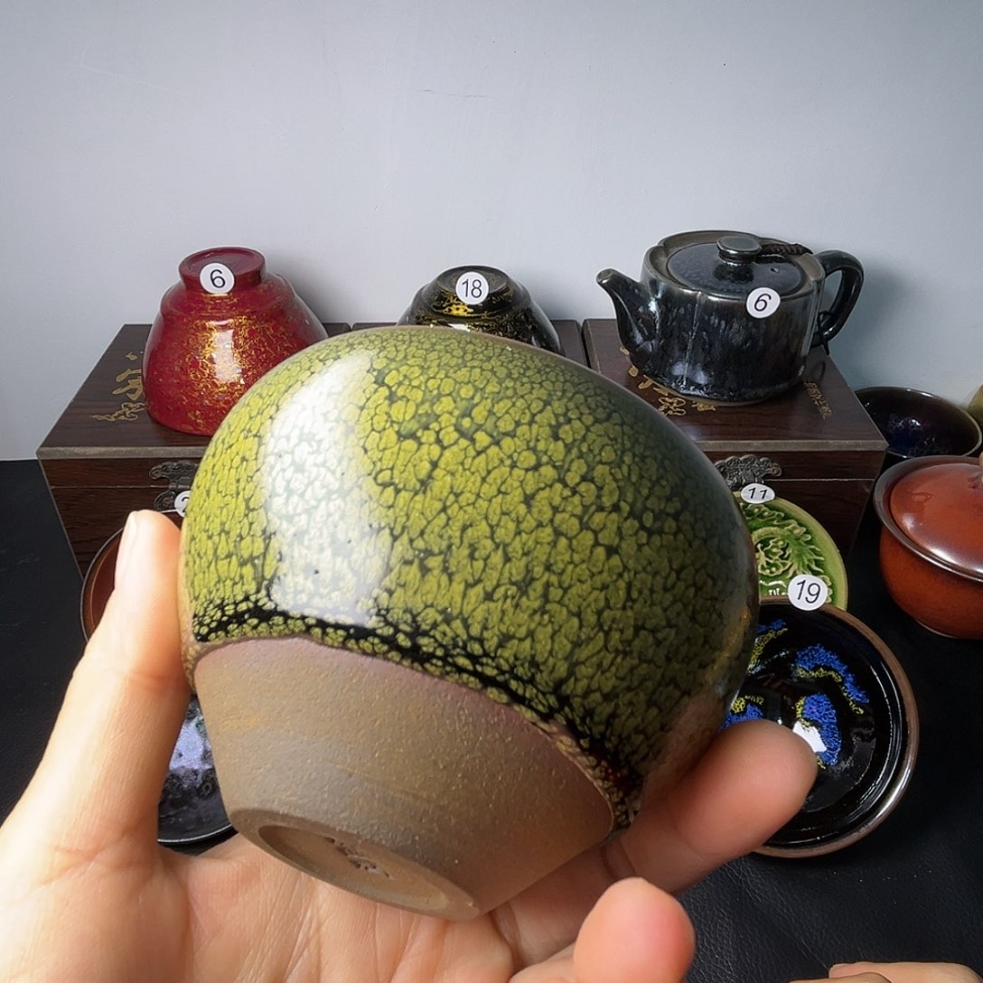 茶盏在干嘛我也在看手机的