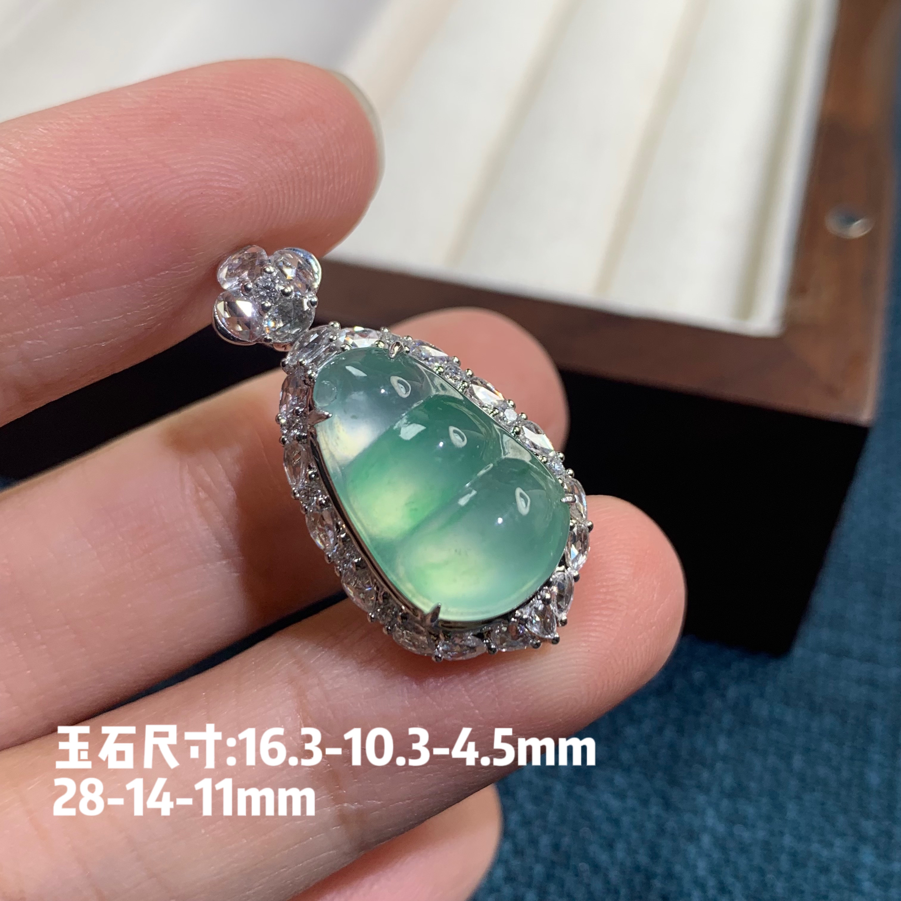 仙子翡翠18k金镶嵌冰种起光飘绿阳绿福豆吊坠缅甸翡翠A货饱满胖墩