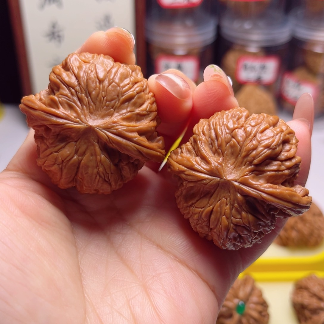 文玩核桃吊坠大尺寸全品红皮正球磨