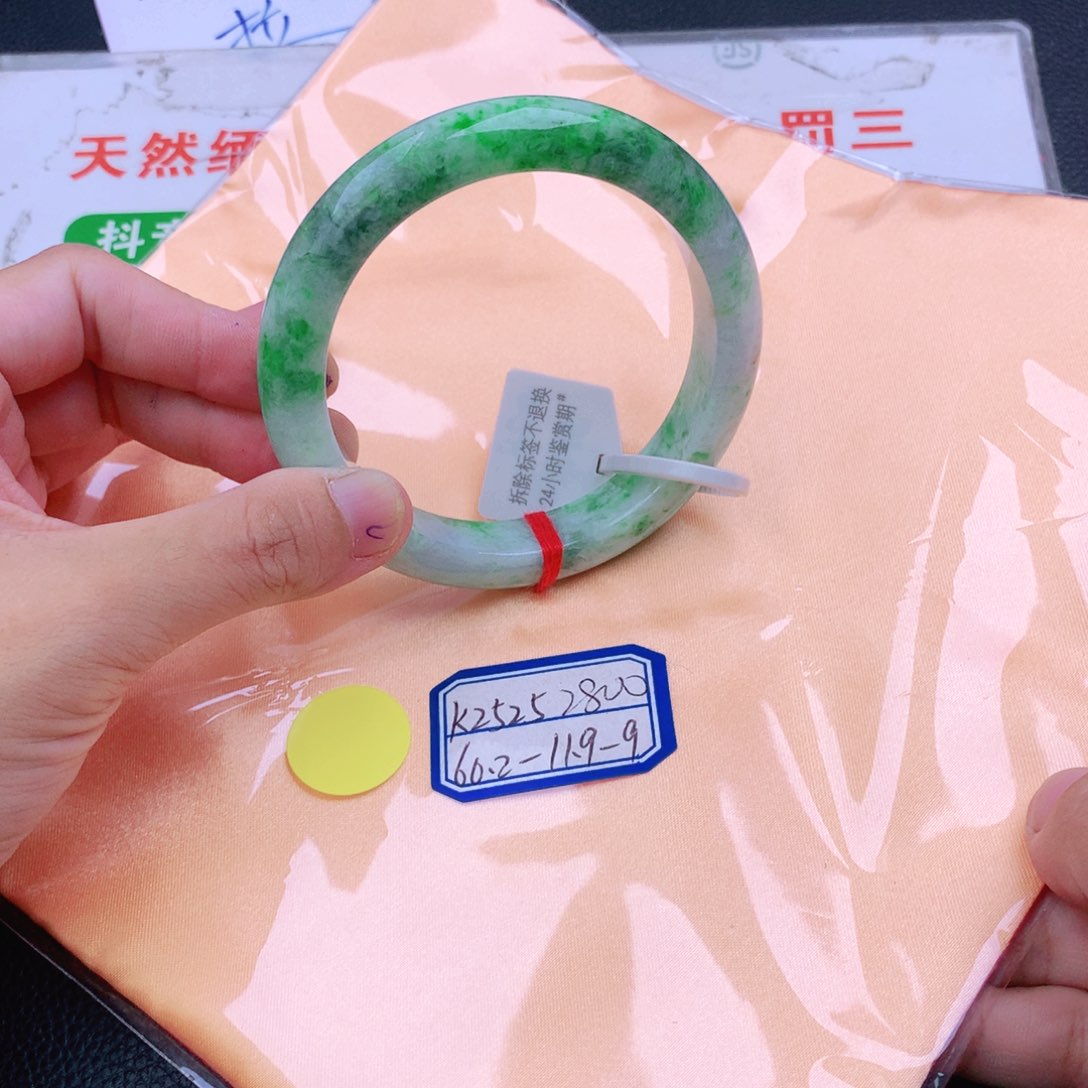 翡翠手镯未镶嵌翡翠