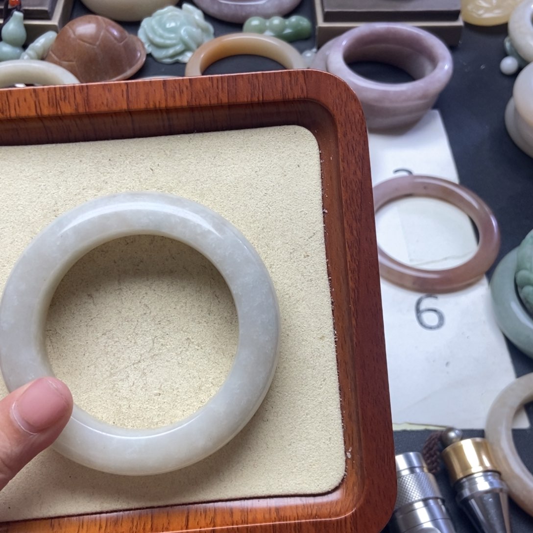 石英质玉手镯未镶嵌