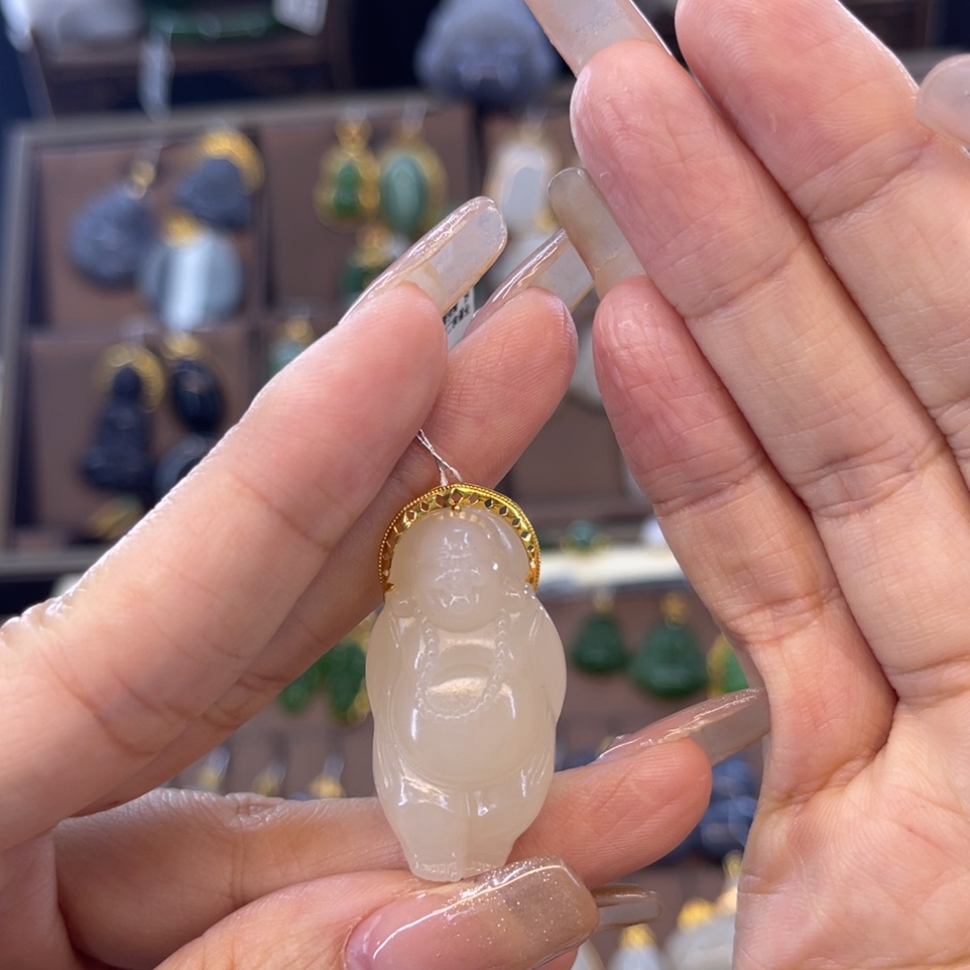 和田玉吊坠18K金镶嵌