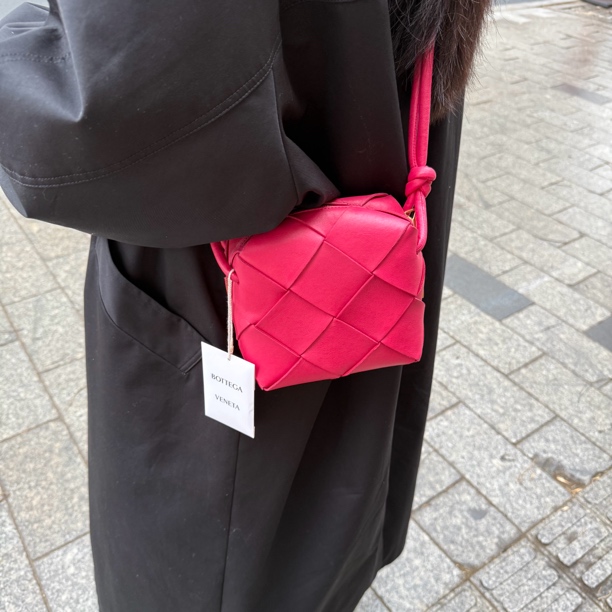 95新 BOTTEGA VENETA/葆蝶家 葆蝶家 新款盒子相机包芯片款斜挎包