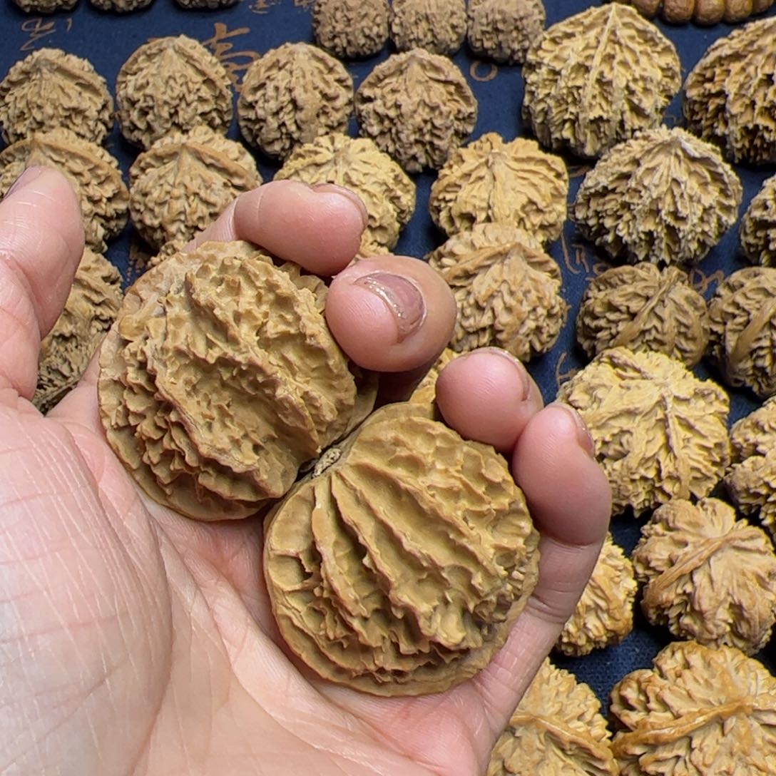 文玩核桃把件秦岭野生植物核桃