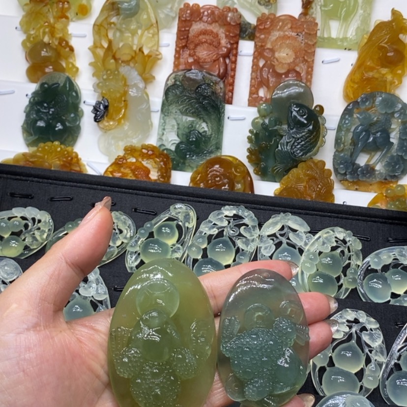 【闪购商品】蛇纹石玉未镶嵌颈饰拾****石