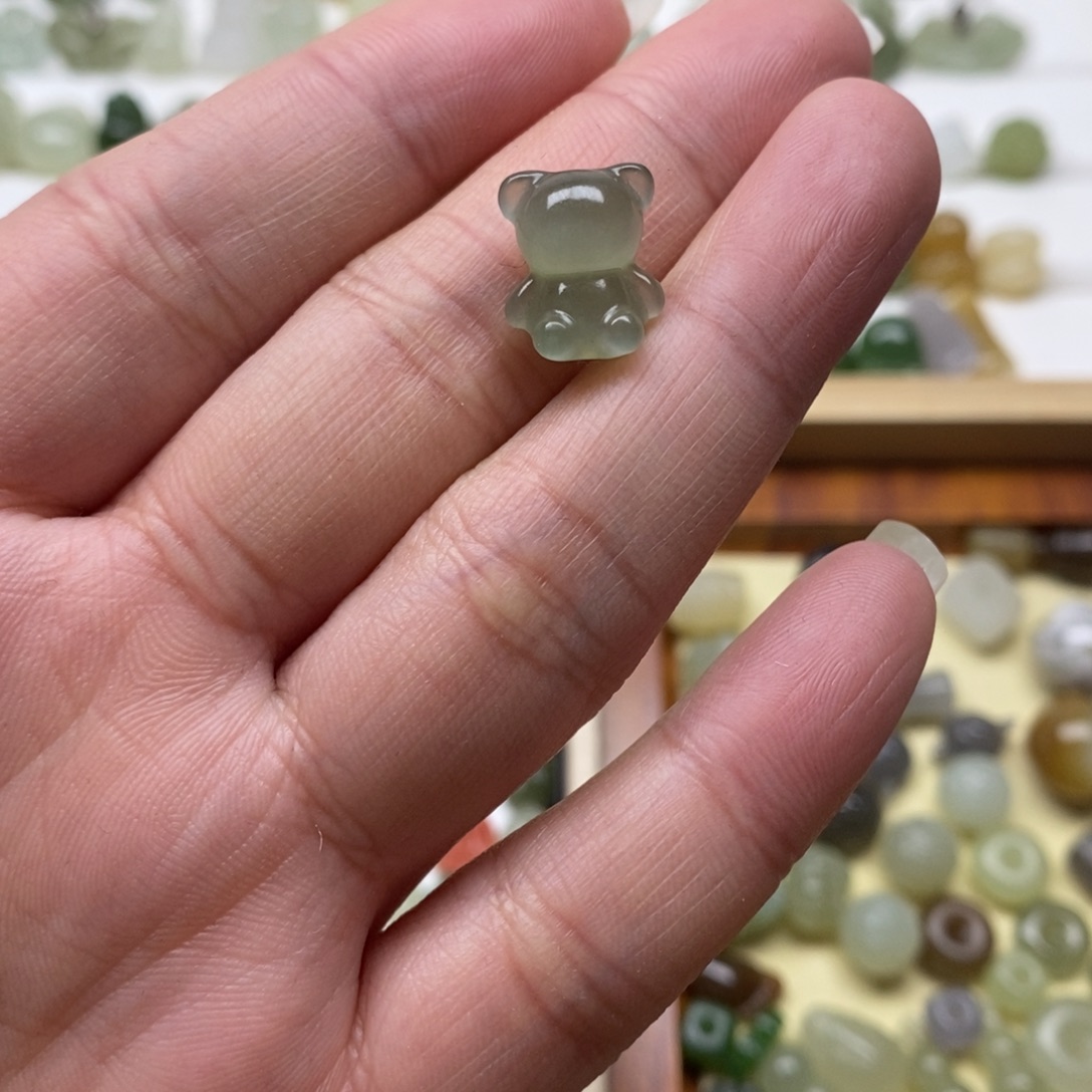 尔***栋和田玉未镶嵌颈饰