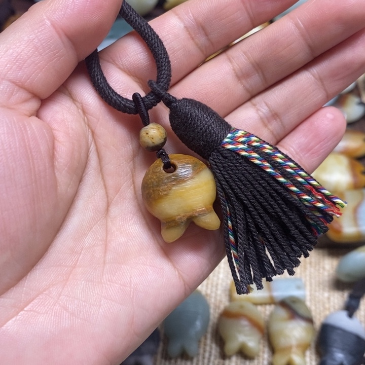 尤****蛇纹石玉未镶嵌颈饰