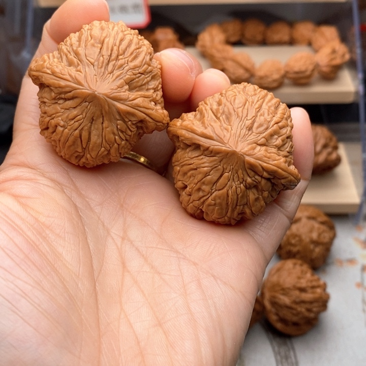 核桃把件_***话泥鳅背核桃