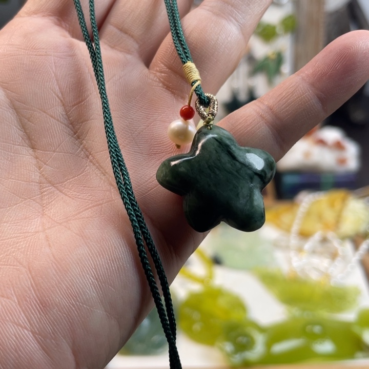 蛇纹石玉未镶嵌吊坠