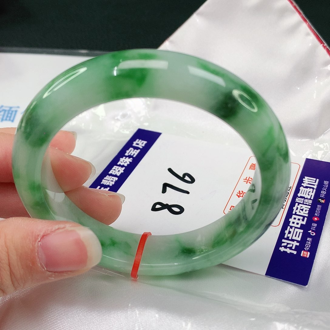 翡翠手镯未镶嵌翡翠