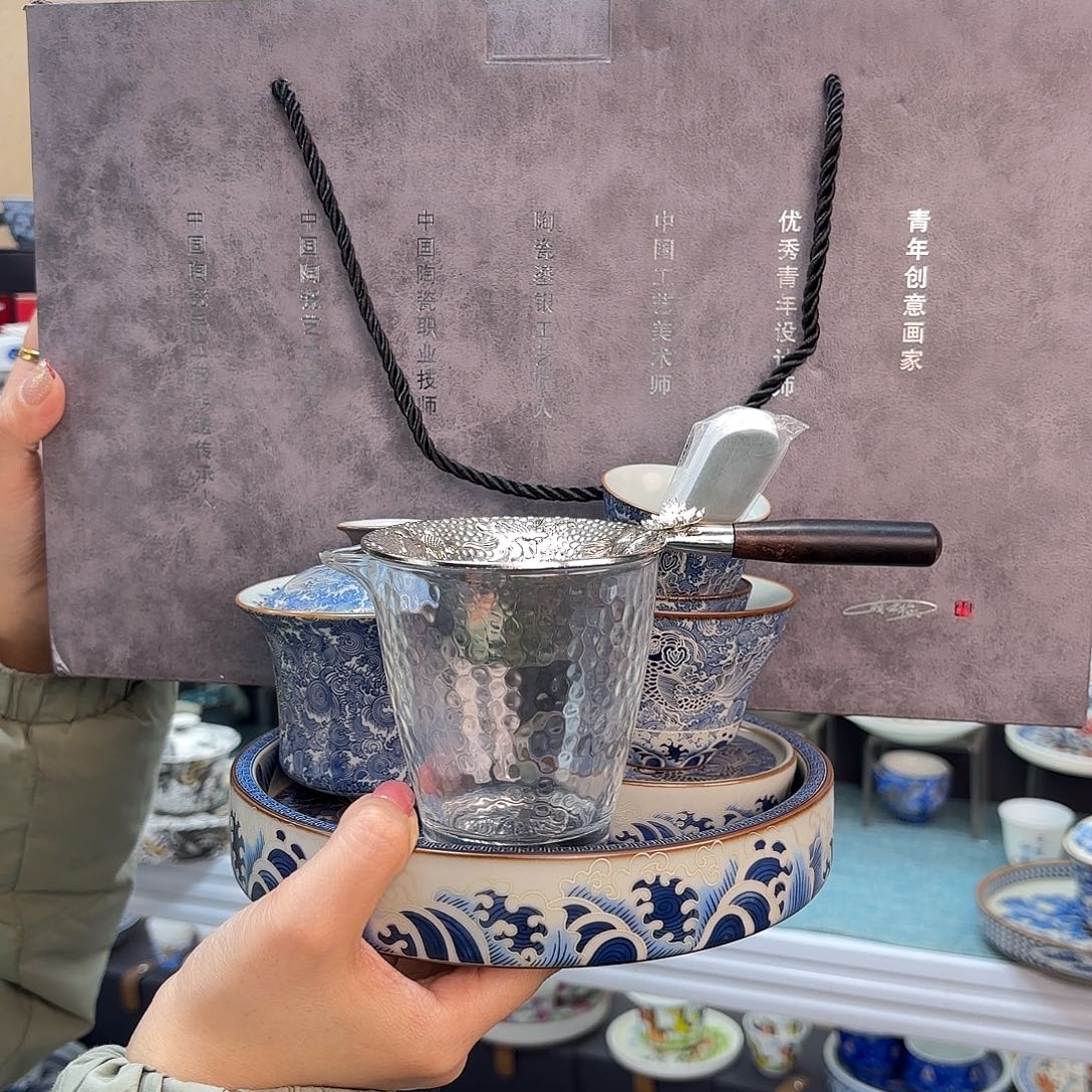 盖碗里放入适量的水