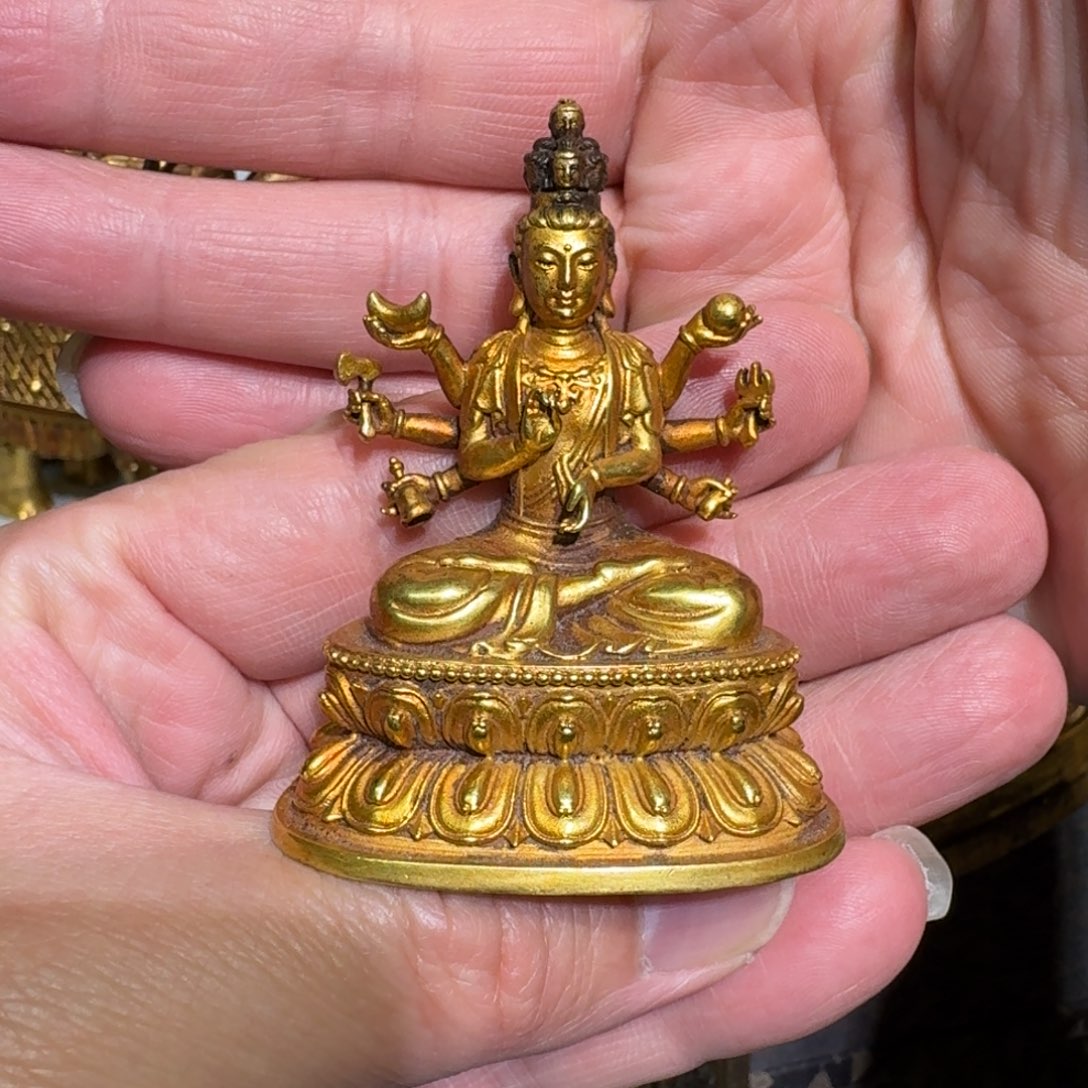 京门圜铜鎏金的八臂观音