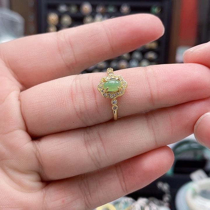 翡翠手镯未镶嵌翡翠