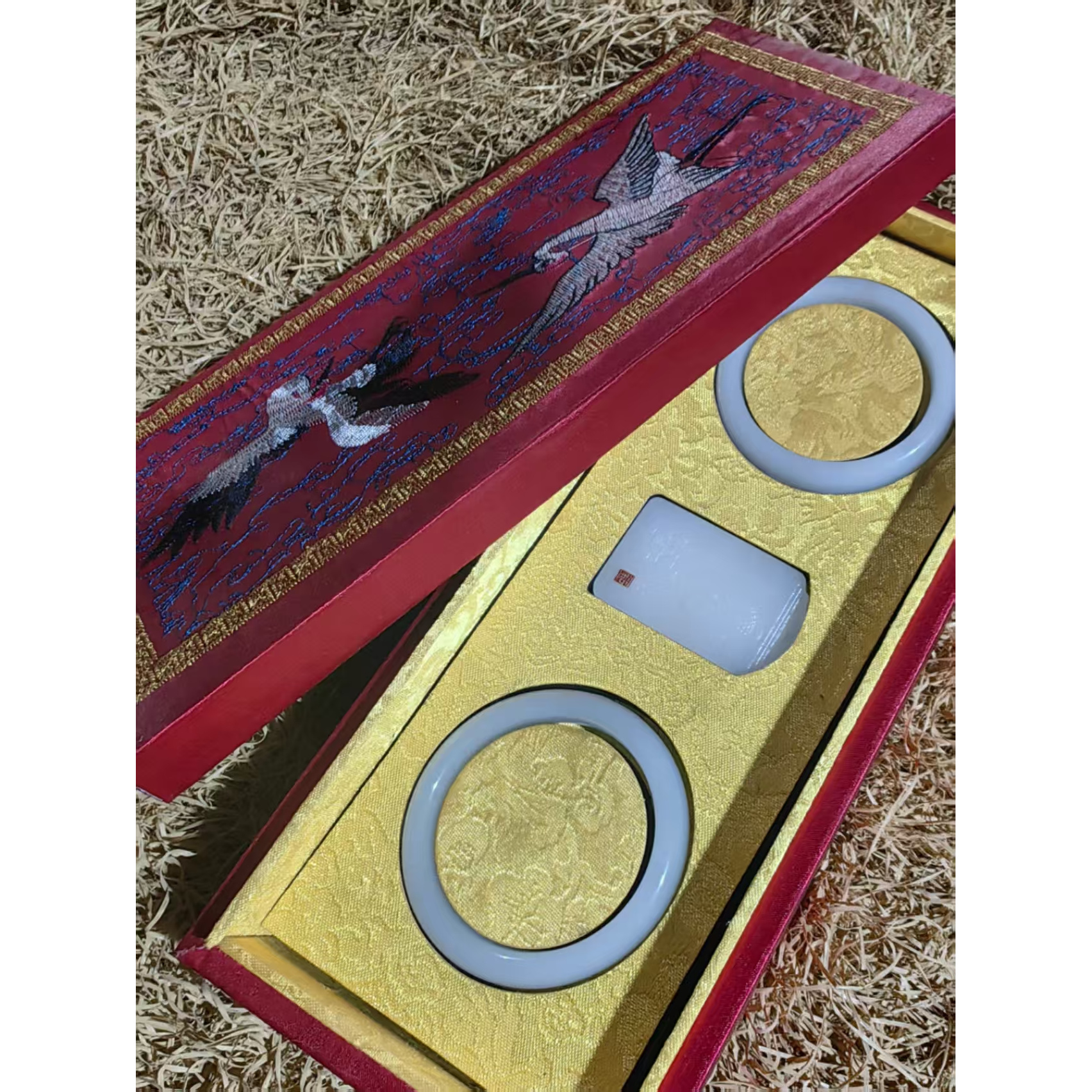 1对桌子1个牌红色双鹤长盒子摆件链接