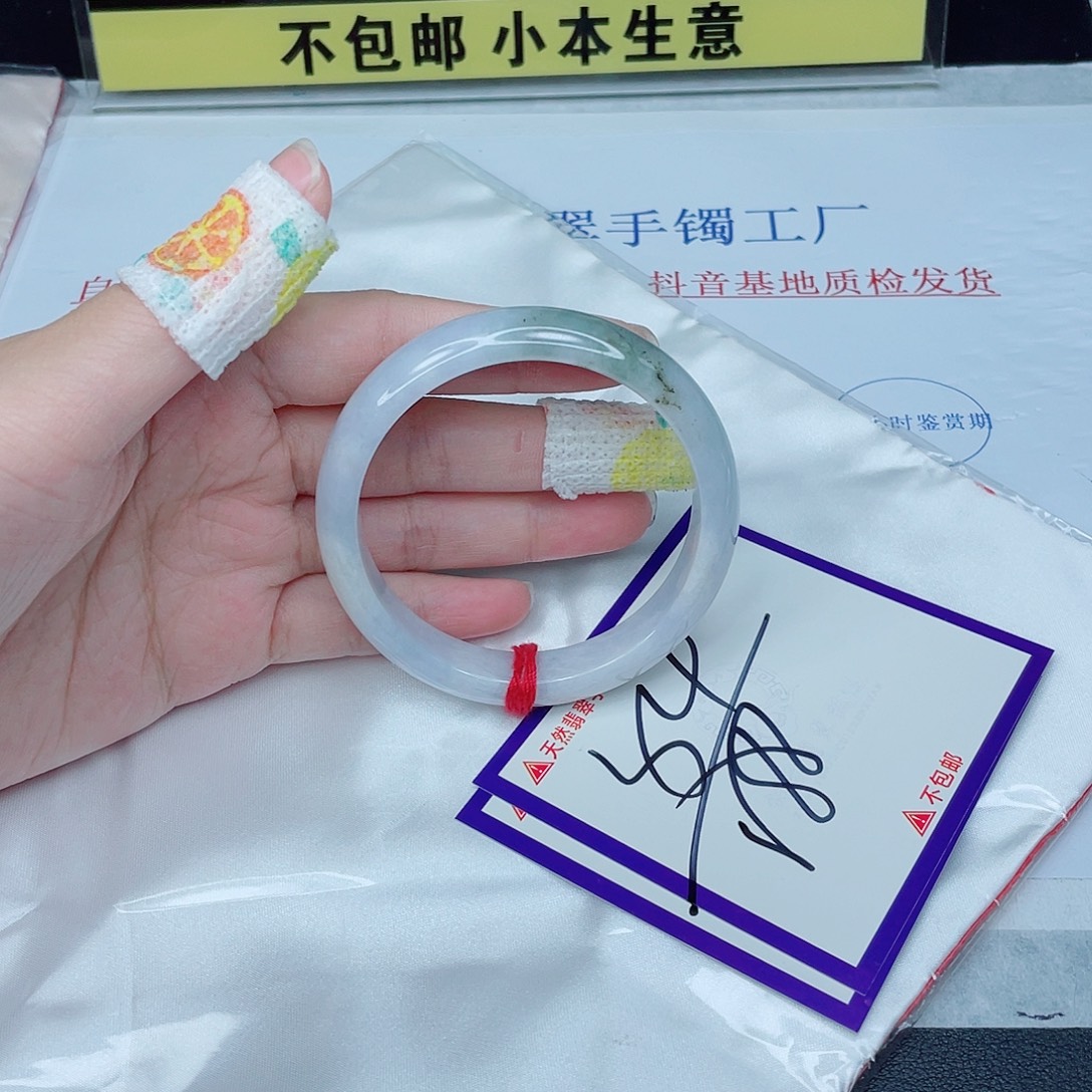 翡翠手镯未镶嵌翡翠