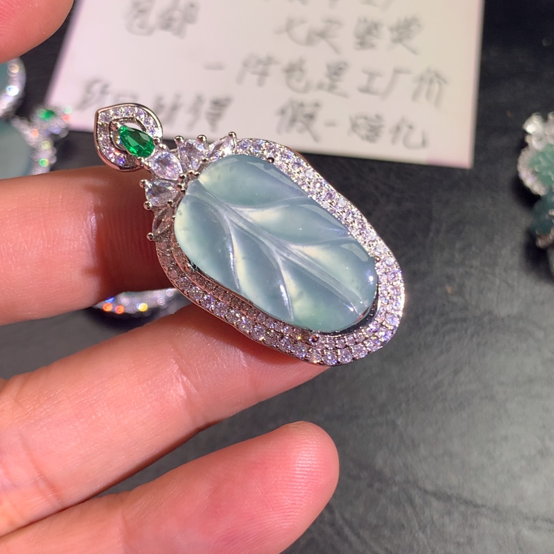 翡翠颈饰未镶嵌叶子