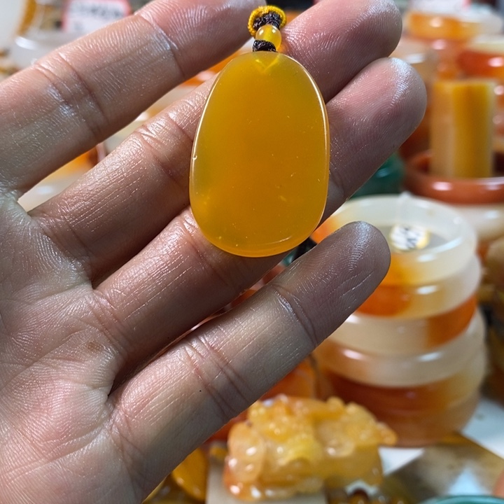 石英质玉（黄龙玉）颈饰合金