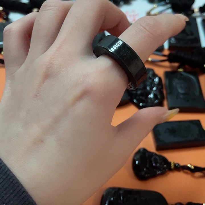 翡翠颈饰未镶嵌小***家