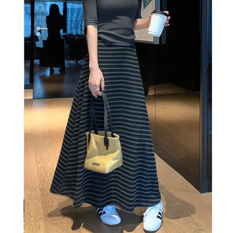 慵懒松弛感黑灰条纹半身裙女秋冬新款高腰百搭垂感大摆a字伞裙子