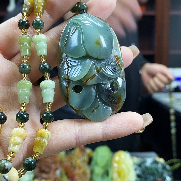 蛇纹石玉吊坠未镶嵌