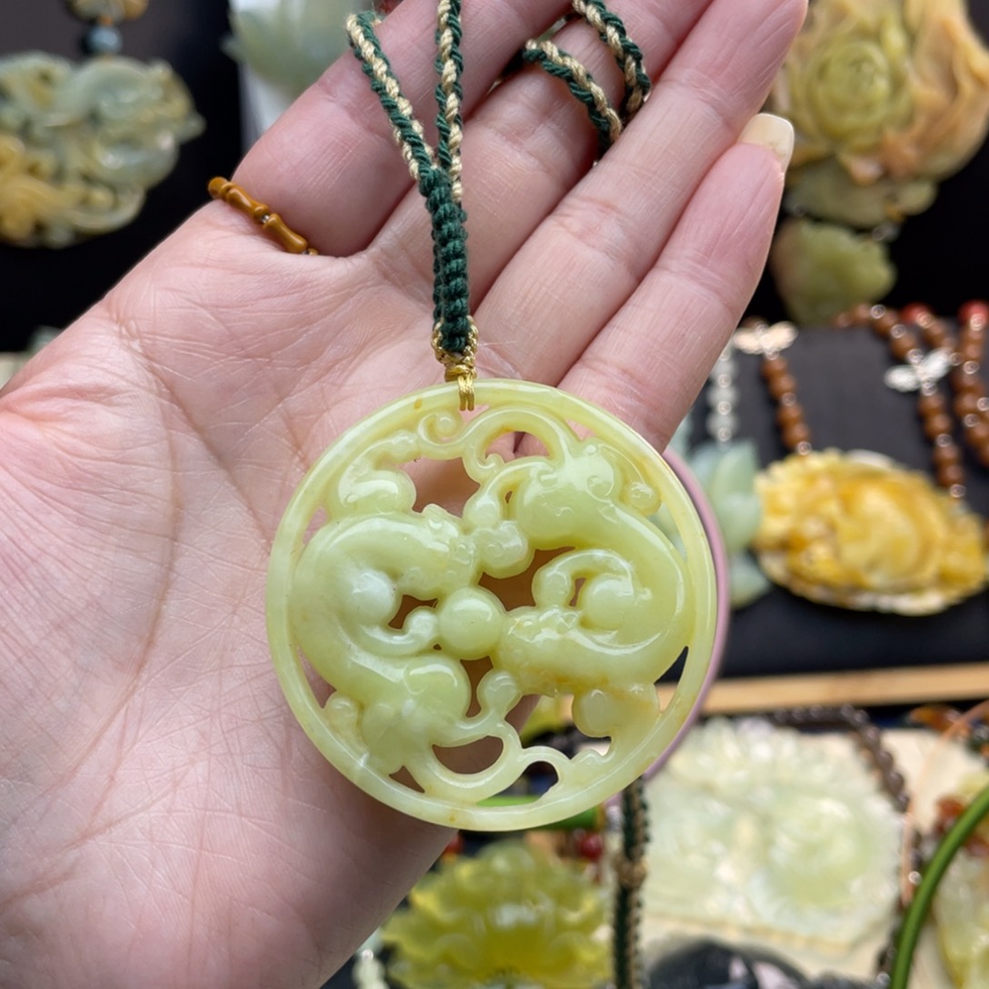 蛇纹石玉颈饰未镶嵌