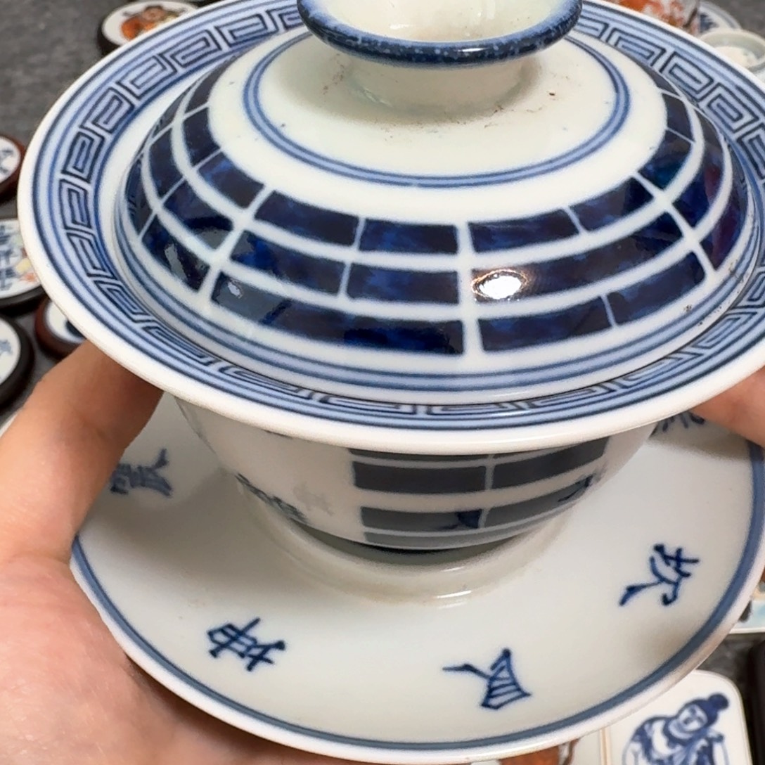 晋***化瓷片青花八卦盖碗一套