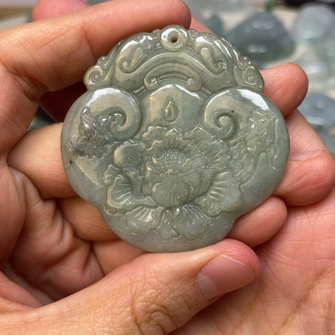 翡翠颈饰未镶嵌牡丹花