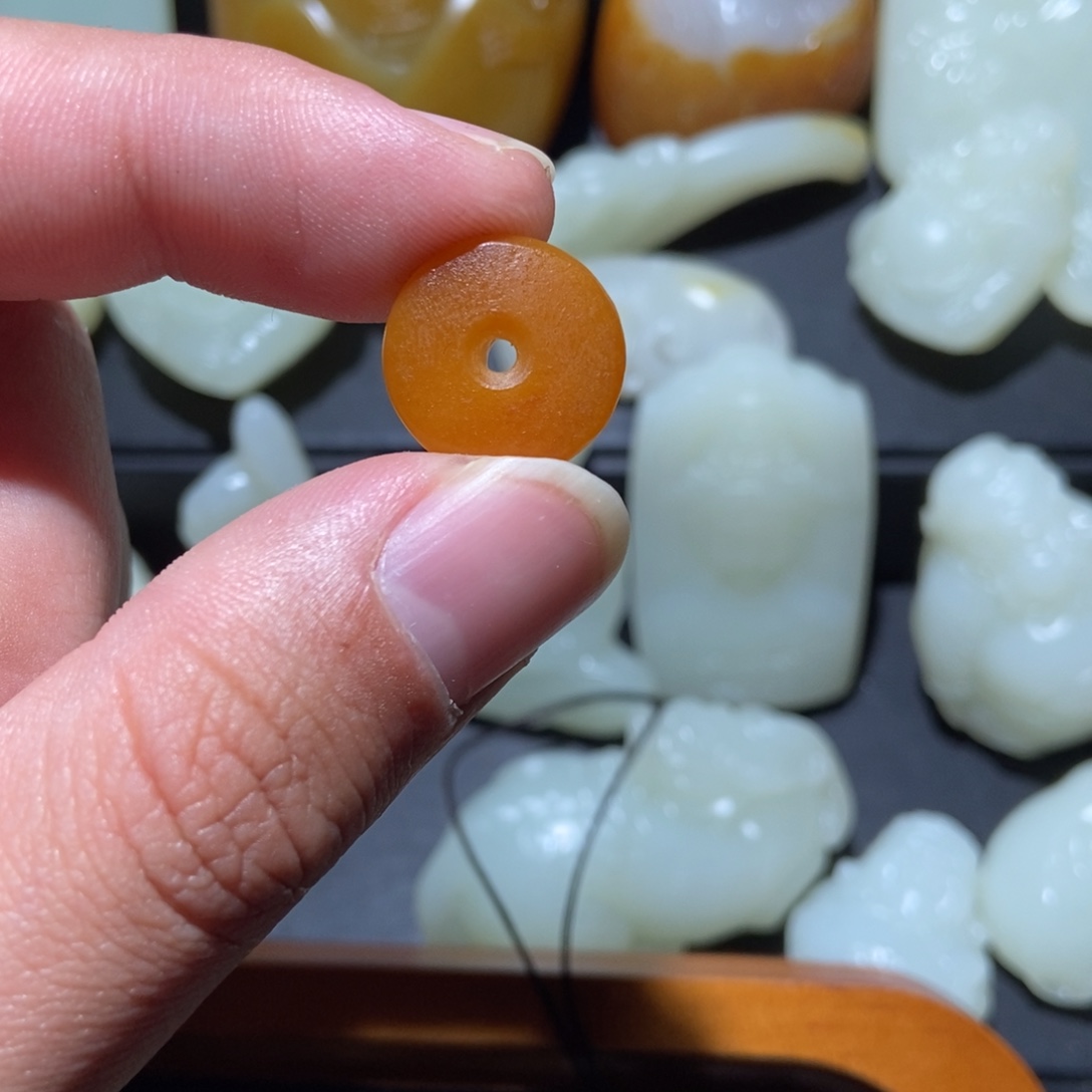 昆***石和田玉未镶嵌颈饰