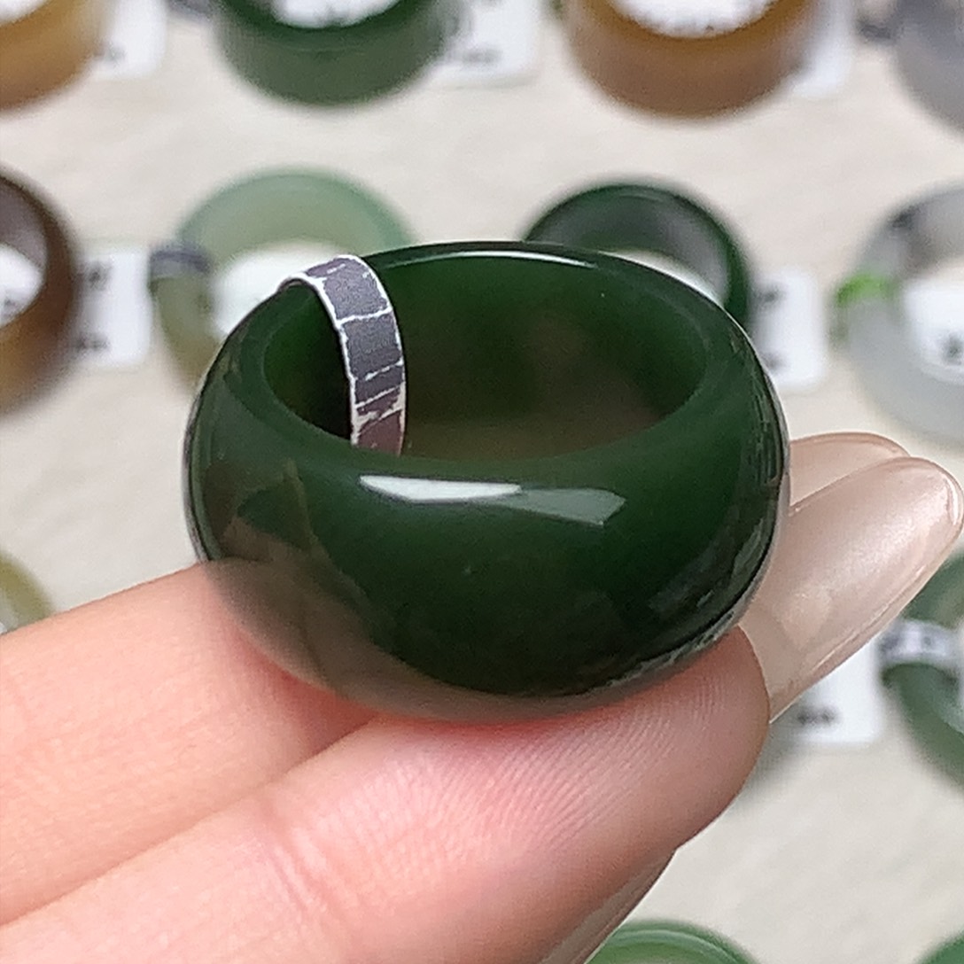 未镶嵌戒指和田玉