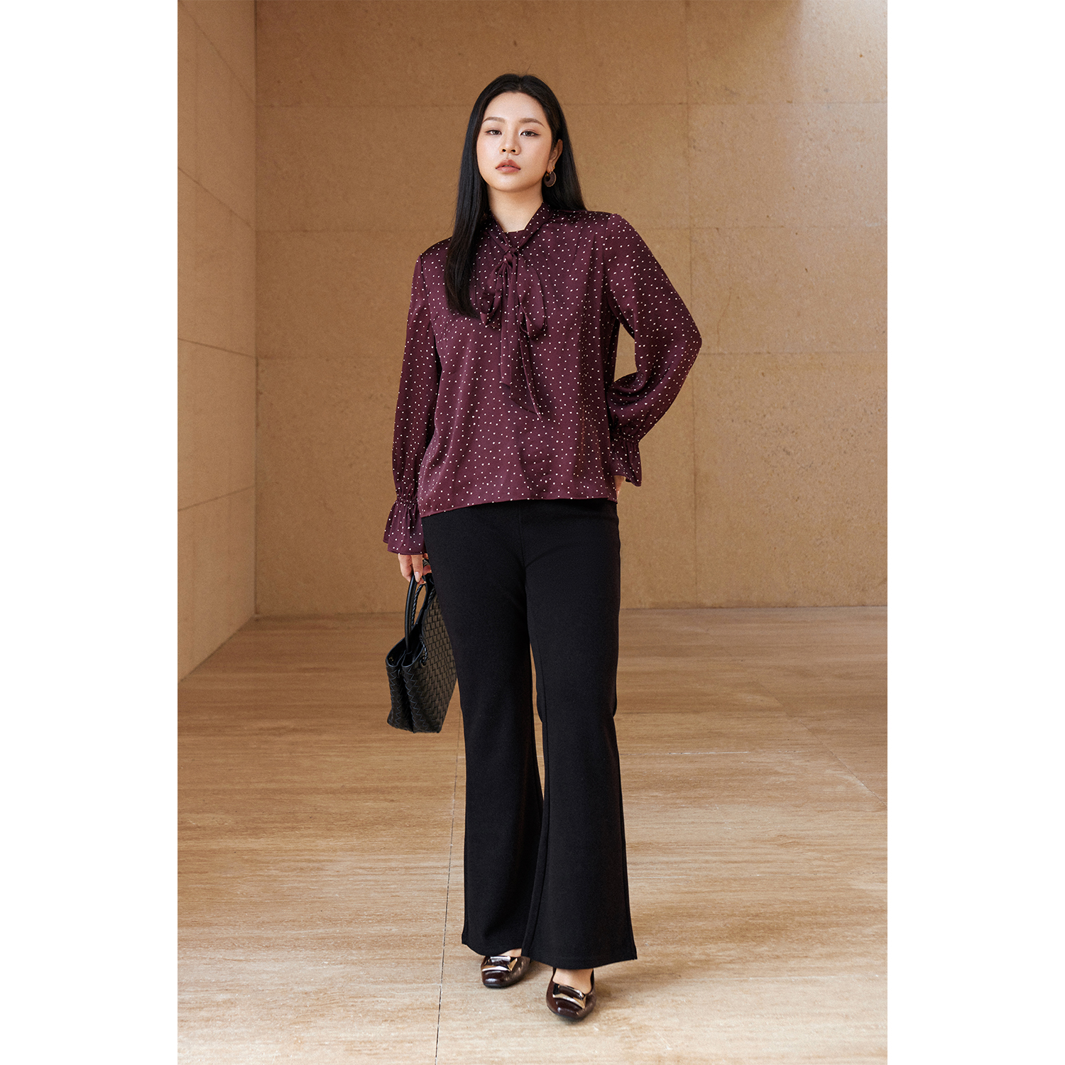 PLUSMALL 乌木红栗 珠光缎面爱心法式系带喇叭袖衬衫PM2510076