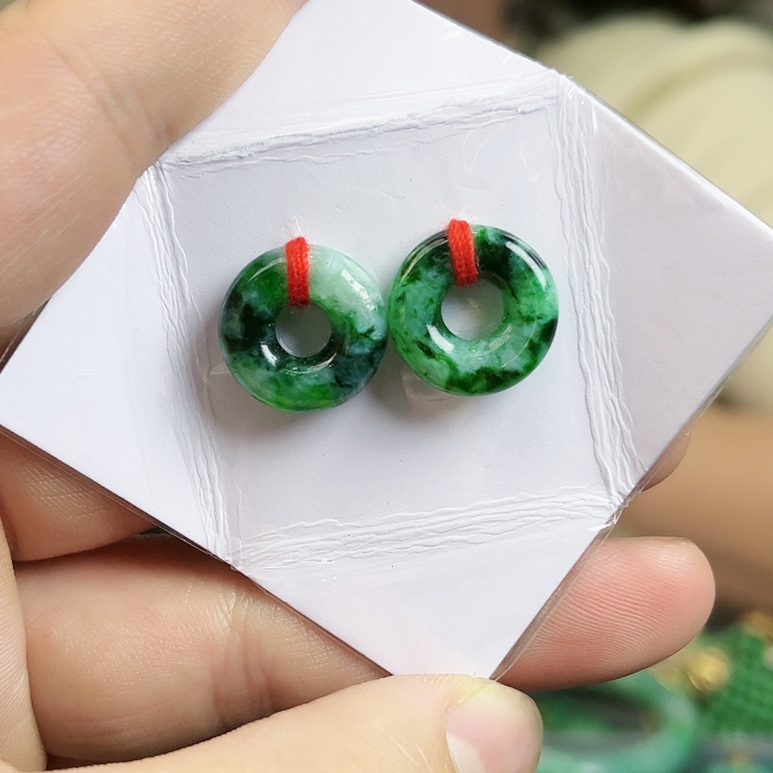 翡翠手镯未镶嵌耳饰