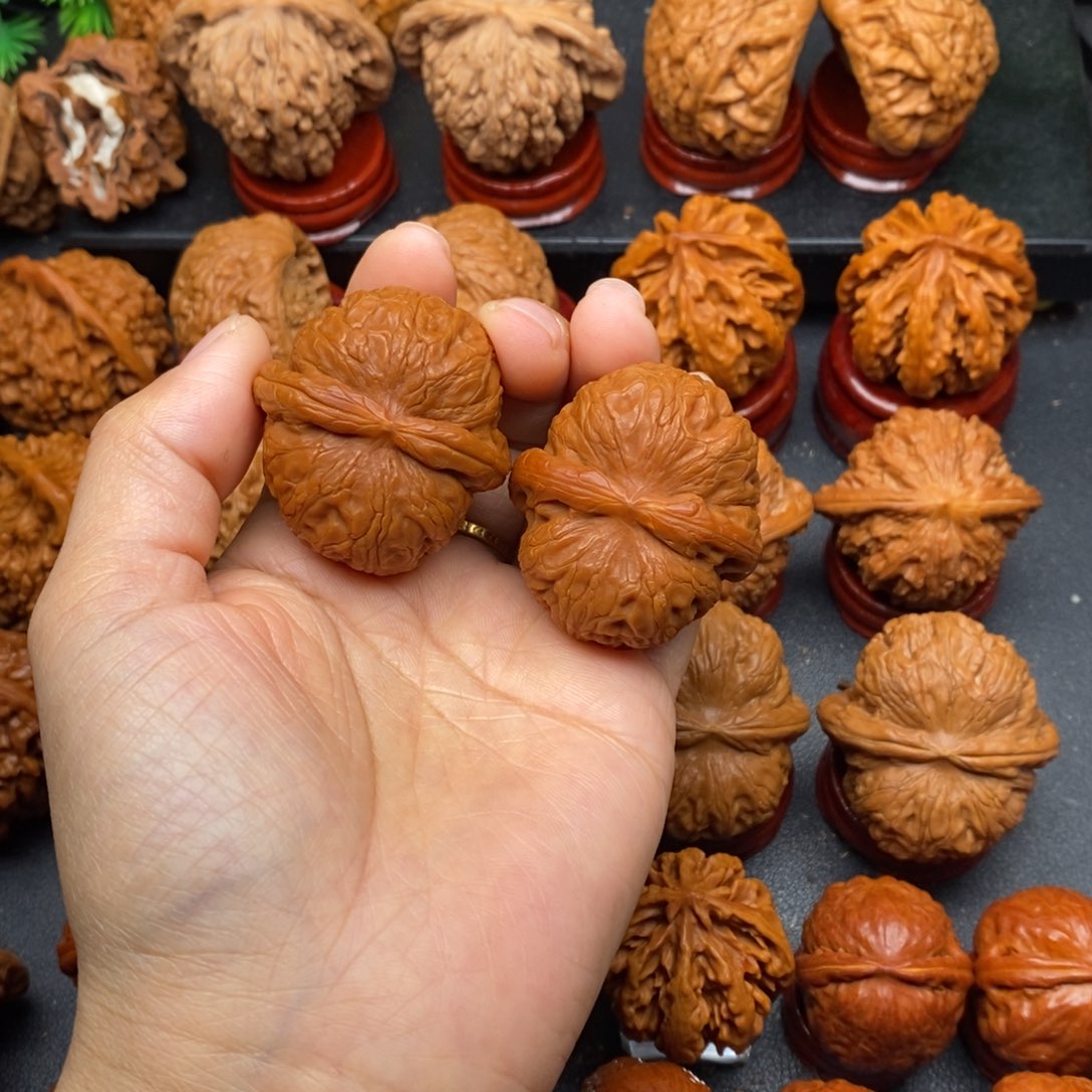 洛***.文玩核桃把件平谷元宝