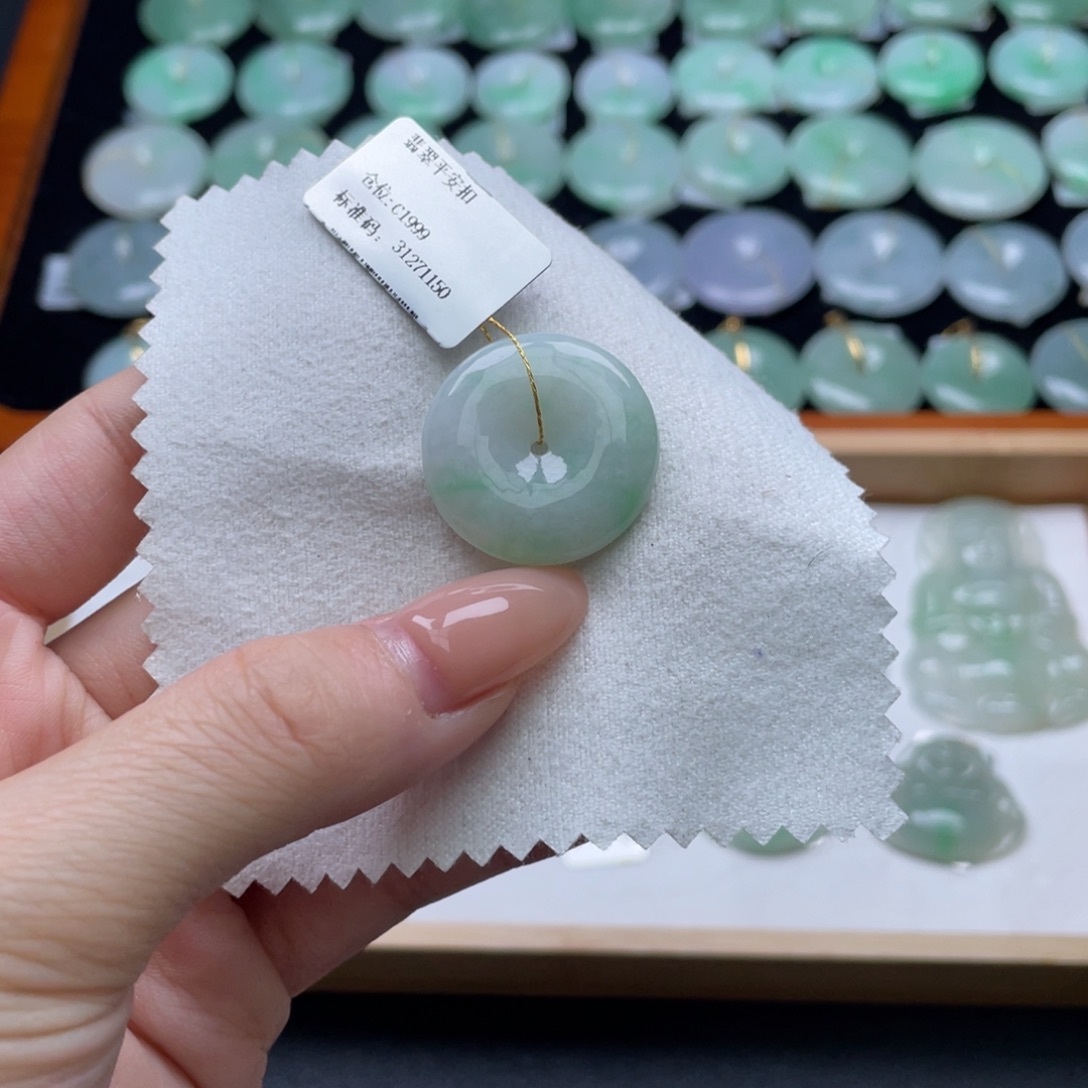 翡翠未镶嵌颈饰平安扣