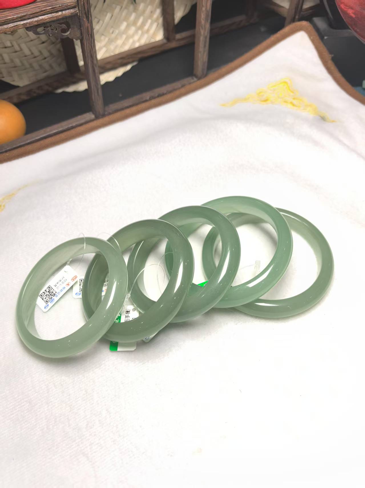 薄荷曼波-正宽东陵手镯（有石纹水线色根色点，拍一发一多样发货）