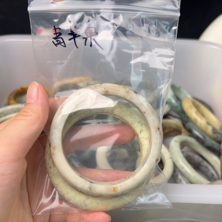 蛇纹石玉手镯未镶嵌青*果