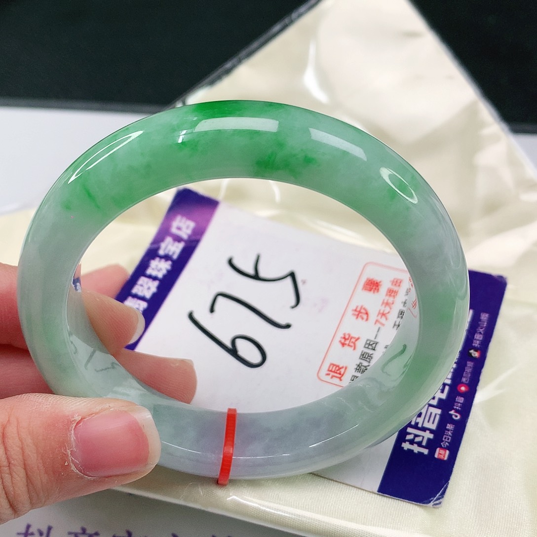 翡翠手镯未镶嵌翡翠