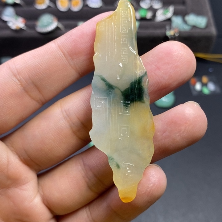 翡翠未镶嵌颈饰仿古随形