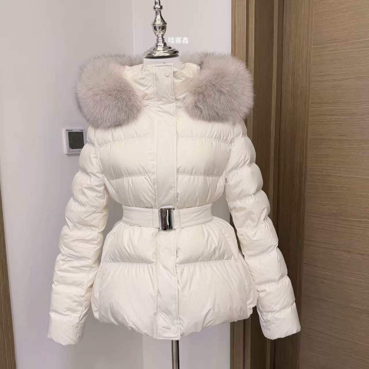 25年三防面料优质狐狸毛小蛮腰白鸭绒羽绒服女冬
