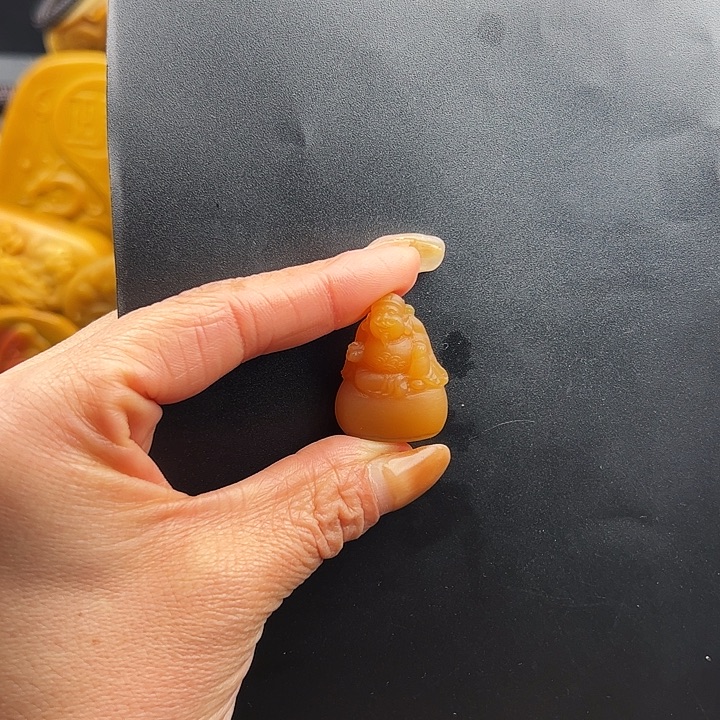 石英质玉未镶嵌黄蜡石挂件