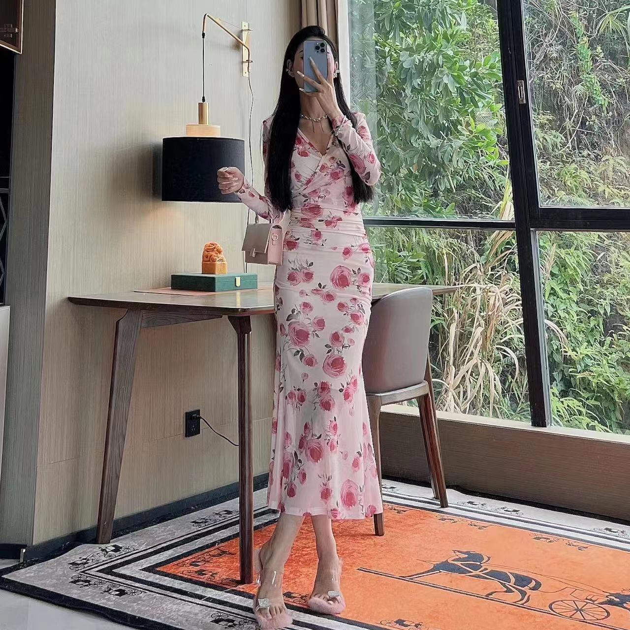 气质女人味轻奢V领长袖晨露玫瑰显瘦包身修身时尚百搭鱼尾连衣裙