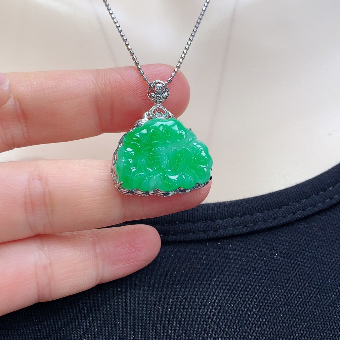 翡翠颈饰18K金镶嵌荷花吊坠