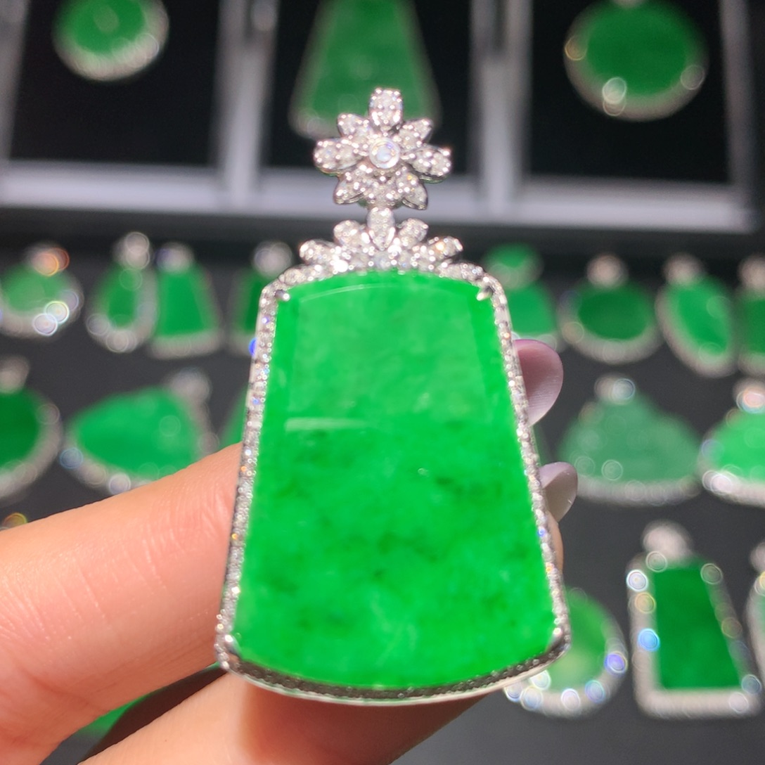 翡翠颈饰18K金镶嵌翡翠